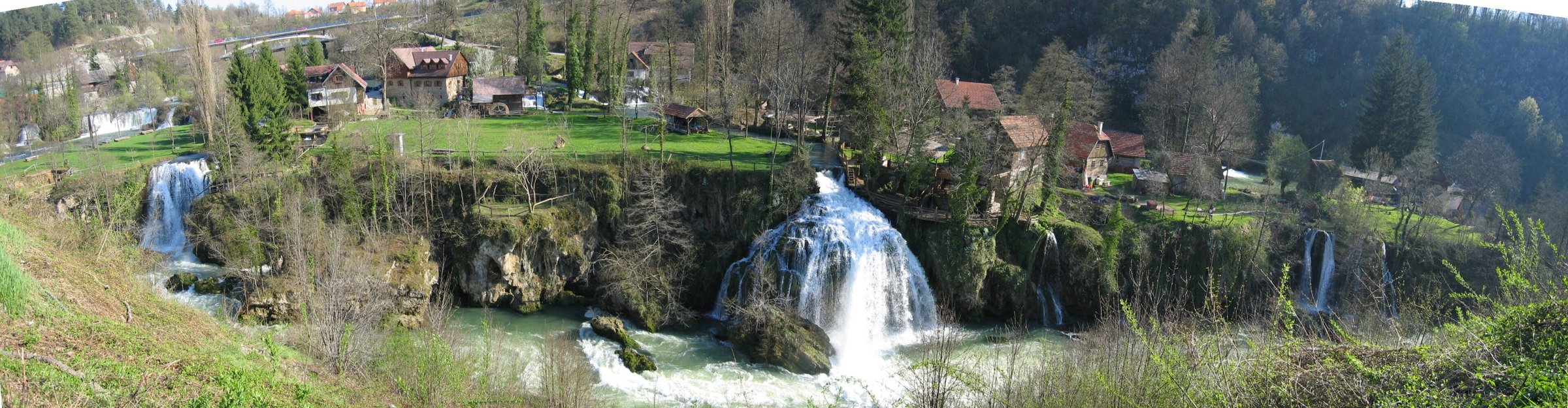 Panoramaudsigt over Rastoke og Korana-floden ved Slunj.